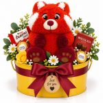 ست هدیه پاندای قرمز با سطل فلزی زرد، شکلات و گل مصنوعی