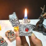 فندک گازی طرح اژدها نگین‌دار  نقره ای؛ فندک خاص و کلکسیونی - Image 2